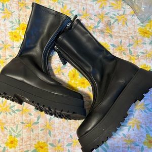Hello, I’m selling these cute boots from urban outfitters. Size women’s 8